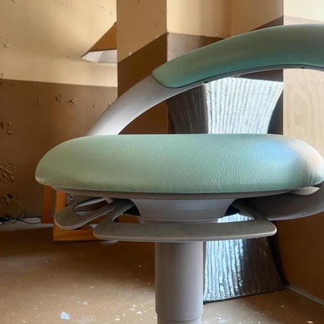 USED POLYPROPYLENE LEG VINYL LEATHER CHAIR