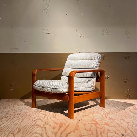 JAPAN USED "KARIMOKU" WOODEN FLAME ARM CHAIR
