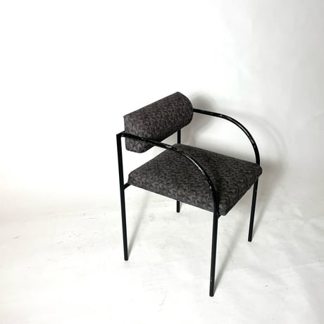 USED IRON LEG GEOMETRIC PATTERN FABRIC ARM CHAIR