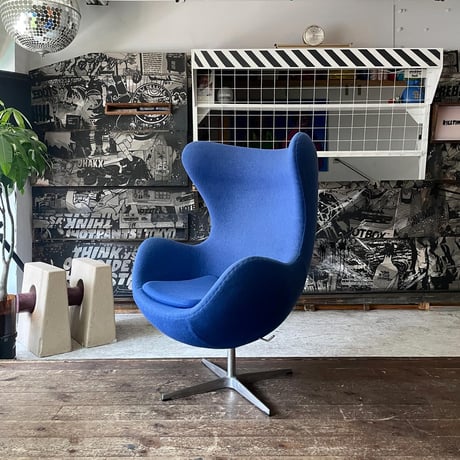 USED IRON LEG FABRIC ARMCHAIR