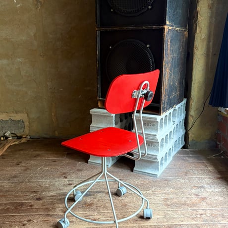 USED POSTMODERN STEEL LEG CARRY CHAIR