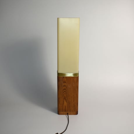 USA VINTAGE MID-CENTURY WOODEN STAND & PLASTICS SHADE TABLE LAMP