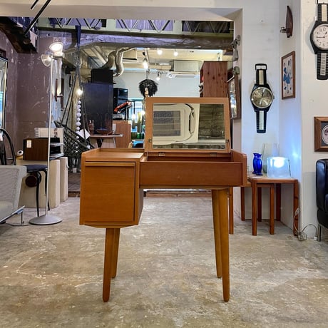 USED WOODEN DRESSER