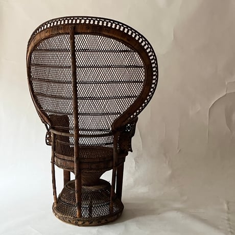 VINTAGE 70'S PEACOCK WICKER ARM CHAIR