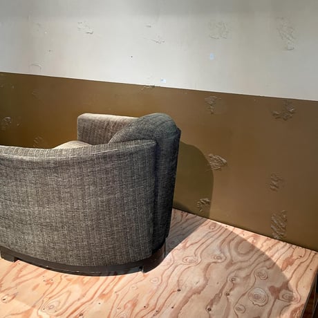 USED WOODEN LEG FABRIC ARM CHAIR
