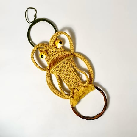 VINTAGE 70S “KING KROKER” MACRAME TOWEL HOLDER