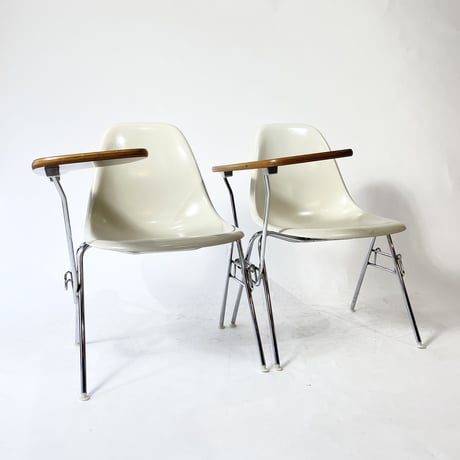USED 90'S "HERMAN MILLER / EAMES" STACKING SIDE SHELL DESK CHAIR