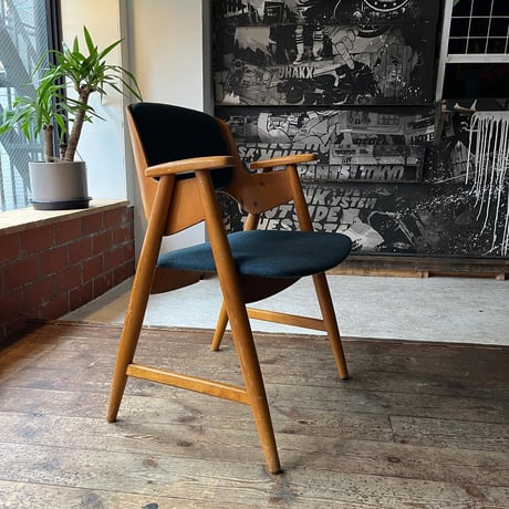 VINTAGE WOODEN ARM CHAIR