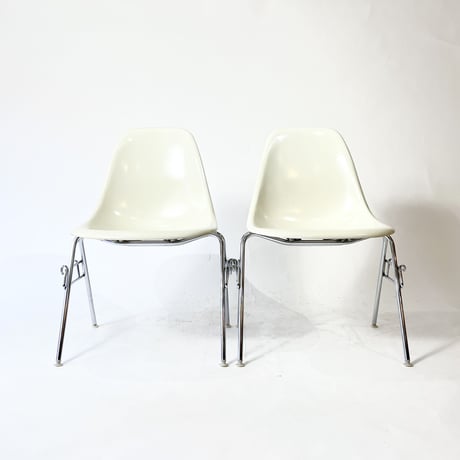 USED 90'S "HERMAN MILLER / EAMES" STACKING SHELL CHAIR
