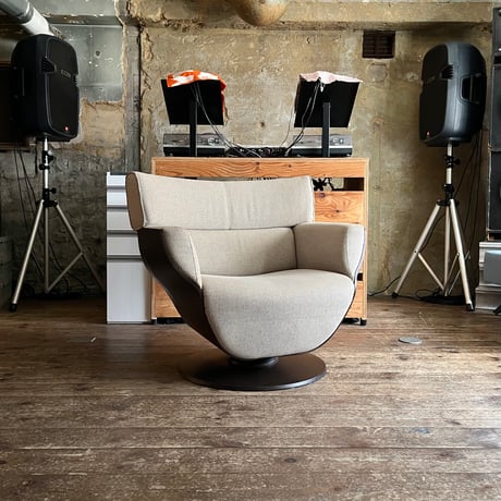 JAPAN USED “FUJI FURNITURE / TAPIO” WALNUT FRAME LOUNGE ARM CHAIR
