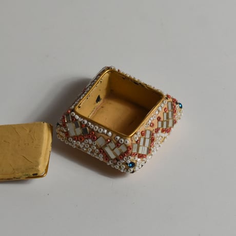 USED BEADS POTTERY CASE