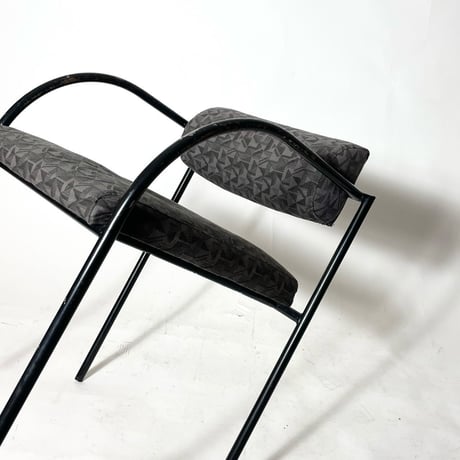 USED IRON LEG GEOMETRIC PATTERN FABRIC ARM CHAIR