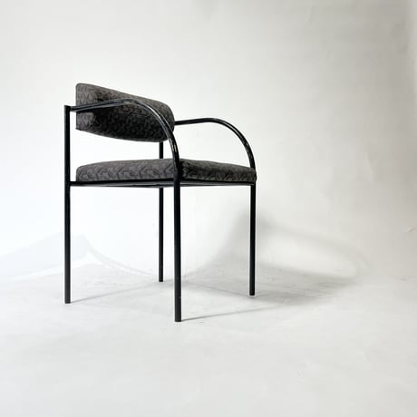 USED IRON LEG GEOMETRIC PATTERN FABRIC ARM CHAIR