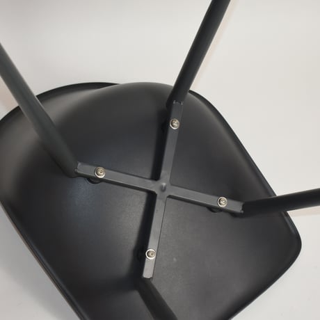 USED PLASTIC SHELL CHAIR