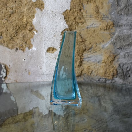 GLASS FLOWER VASE