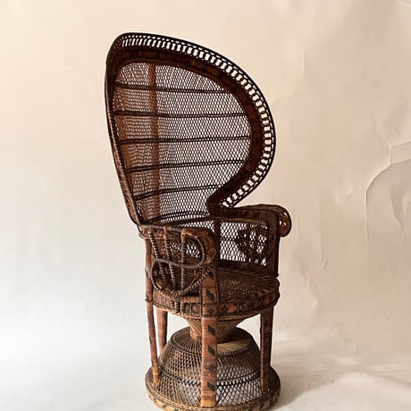 VINTAGE 70'S PEACOCK WICKER ARM CHAIR