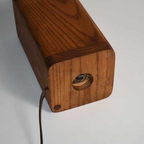 USA VINTAGE MID-CENTURY WOODEN STAND & PLASTICS SHADE TABLE LAMP