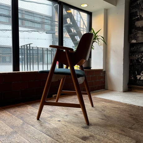 VINTAGE WOODEN ARM CHAIR
