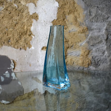 GLASS FLOWER VASE