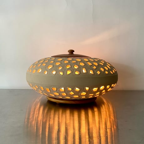USED CERAMIC AND WOODEN TABLE LAMP