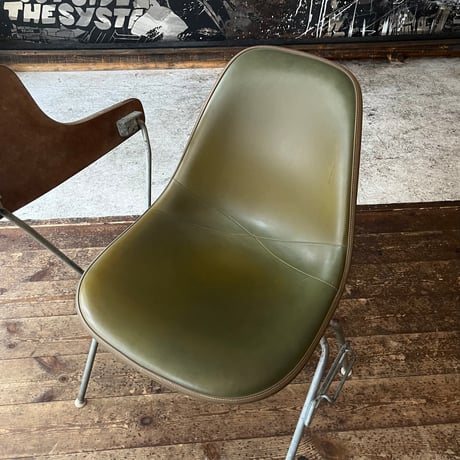 VINTAGE 50’S-60’S “HERMAN MILLER” STEEL FRAME NAUGAHYDE LEATHER WOODEN TABLE CHAIR