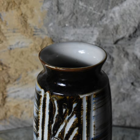 POTTERY FLOWER VASE
