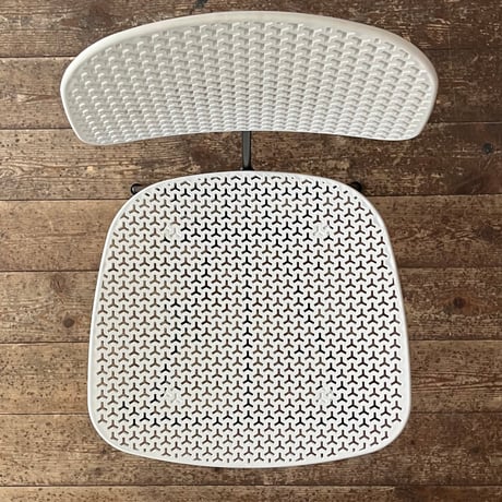 USED STEEL LEG PLASTIC CHAIR