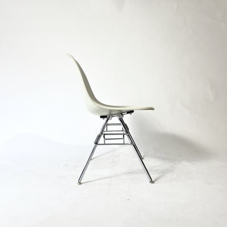 USED 90'S "HERMAN MILLER / EAMES" STACKING SHELL CHAIR