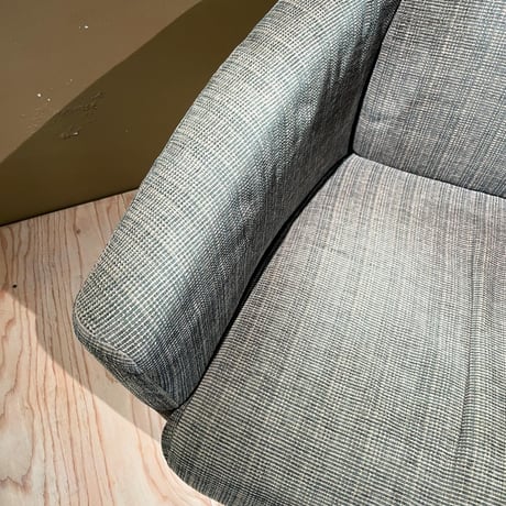 USED WOODEN LEG FABRIC ARM CHAIR