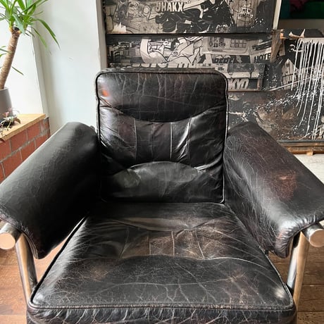 USED LEATHER SEAT IRON FRAME ARM CHAIR