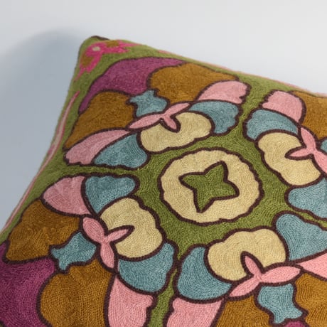 USED KNITTED CUSHION