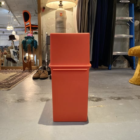 PLASTIC TRASH CAN
