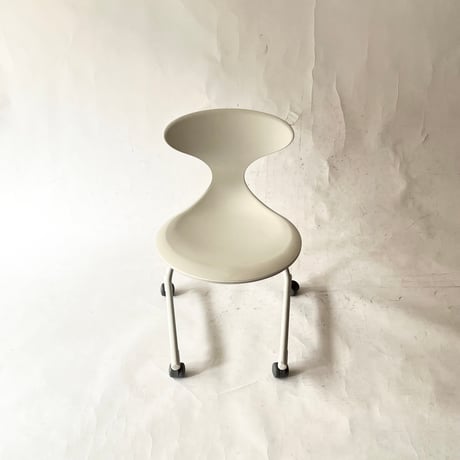 JAPAN USED “KOKUYO” STEEL LEG PLASTIC CARRY CHAIRS