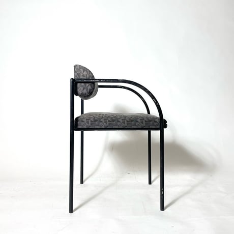 USED IRON LEG GEOMETRIC PATTERN FABRIC ARM CHAIR
