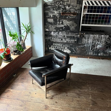USED LEATHER SEAT IRON FRAME ARM CHAIR