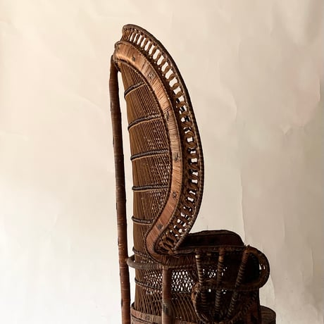 VINTAGE 70'S PEACOCK WICKER ARM CHAIR