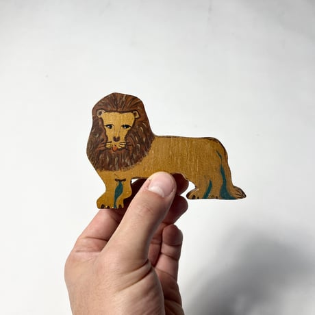 USED WOODEN LION OBJECT