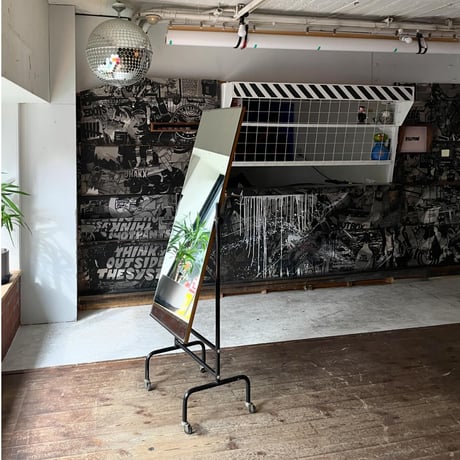 USED IRON LEG CARRY STAND MIRRIR