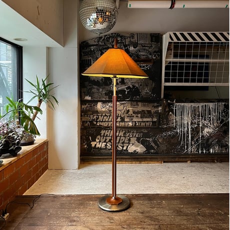 USED IRON LEG FLOOR LAMP