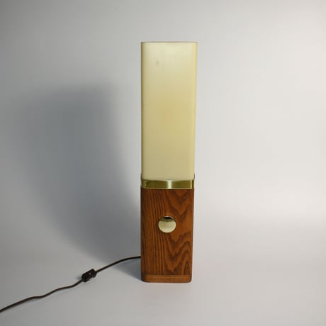 USA VINTAGE MID-CENTURY WOODEN STAND & PLASTICS SHADE TABLE LAMP