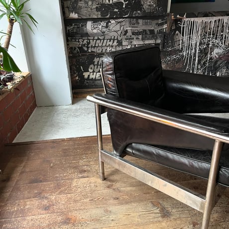 USED LEATHER SEAT IRON FRAME ARM CHAIR