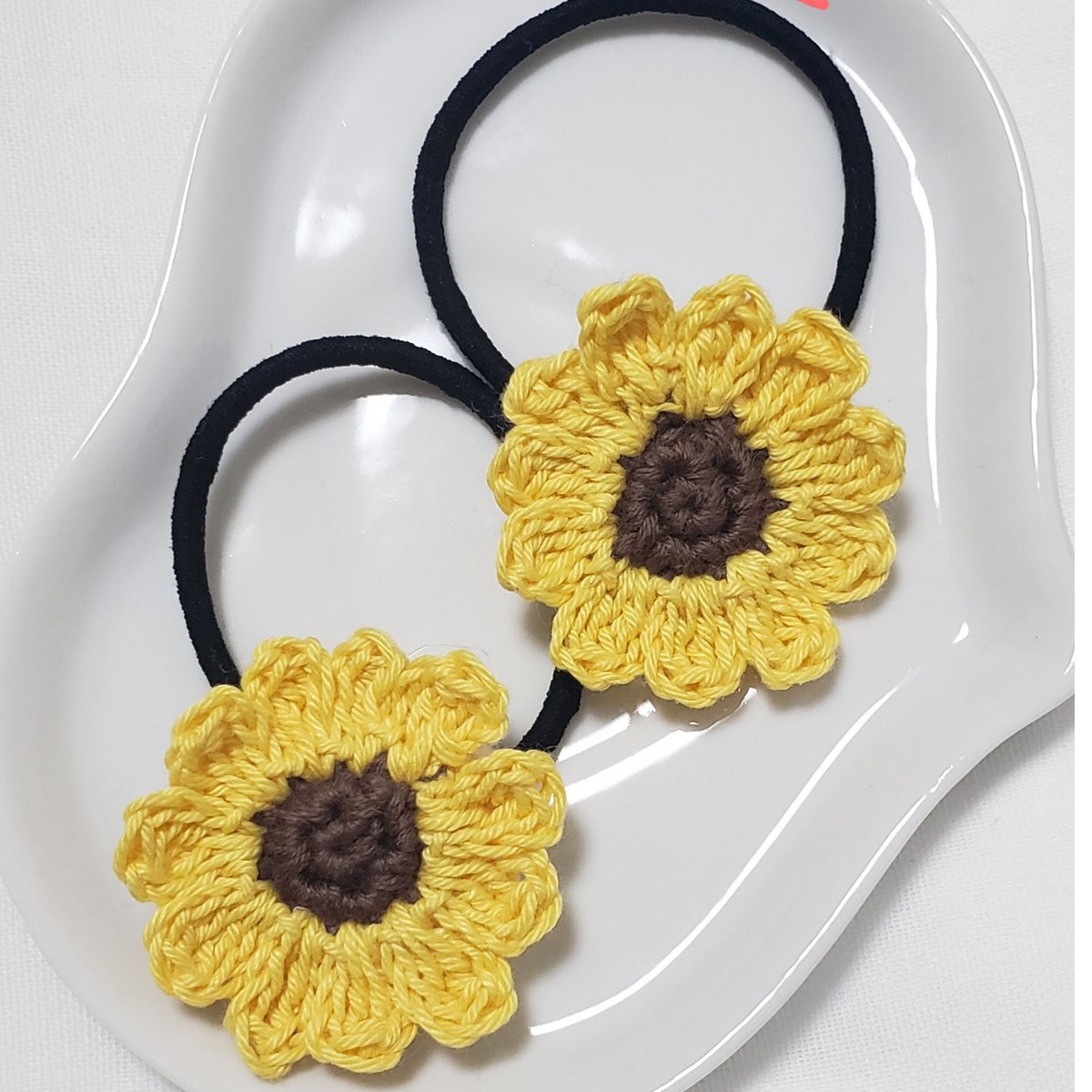 ひまわり刺繍2.2センチくるみボタンヘアゴム2点&5センチヘアピン ひまわり刺繍2.2センチくるみボタンヘアゴム2点&5センチヘアピン