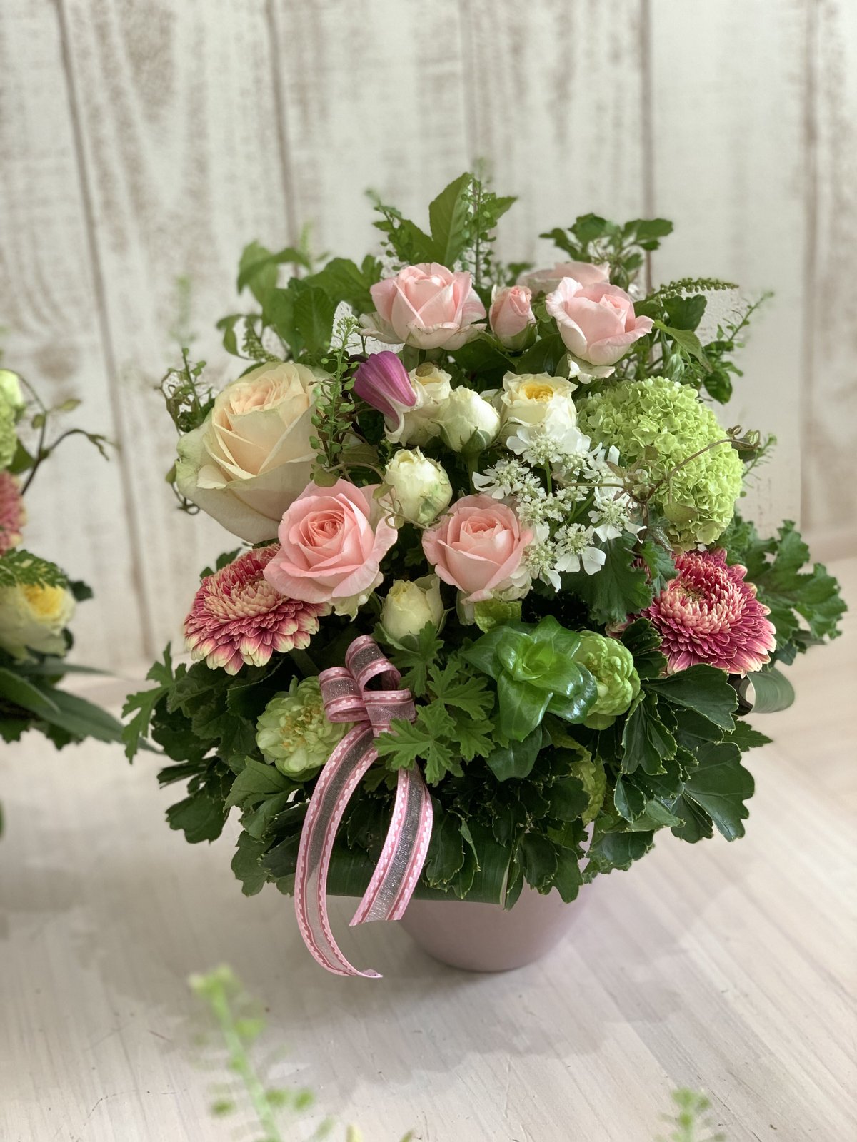 生花フラワーアレンジメント gusha 冷蔵便送料込】 おまかせフラワーアレンジメント 生花 | 3つ星のお花