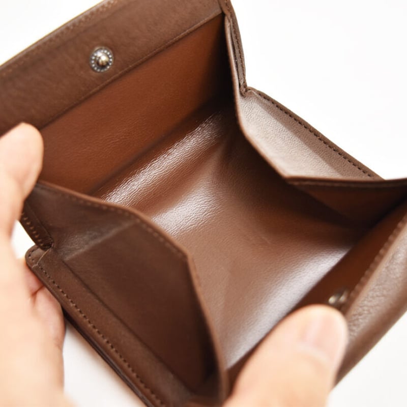 小振りで便利な万能型ありそうでなかった「外BOX付き二つ折財布