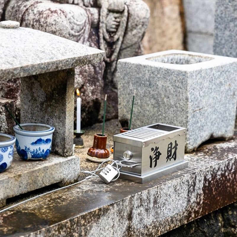 お賽銭箱】小物入れ付き小型(寺社模様)水抜き穴あり お賽銭箱】小物入れ付き小型(寺社模様)水抜き穴あり