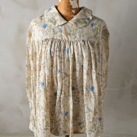 優しき庭 round-collared pullover blouse