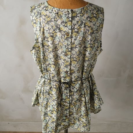 月にぬれた花 back open sleeveless blouse