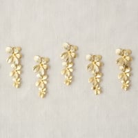 3枚の小さなお花が連なったチャーム