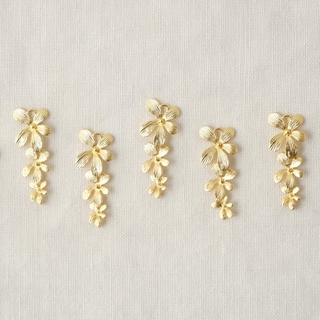 3枚の小さなお花が連なったチャーム