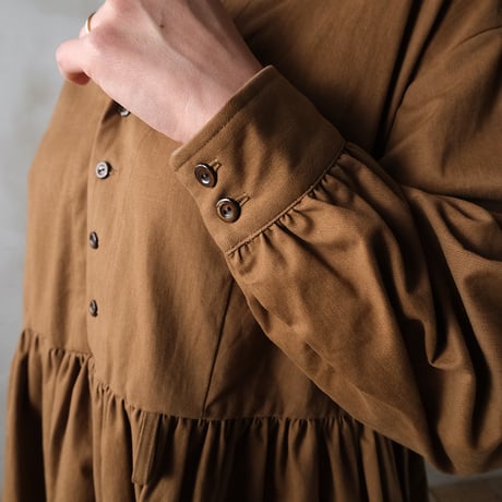 夕霜はらう open collared dress
